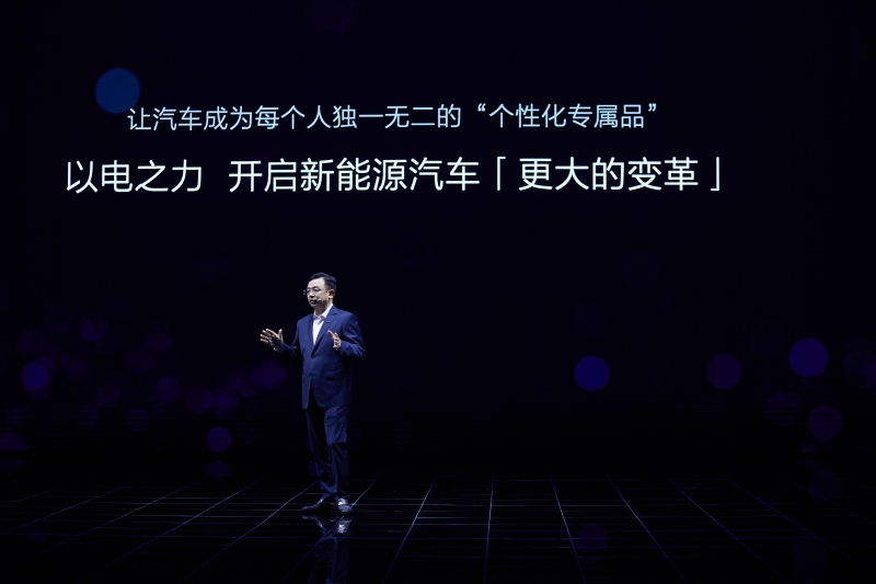 董事长兼总裁王传福表示比亚迪将通过方程豹让汽车成为每个人独一无二的“个性化专属品”。.jpg