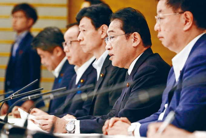 日揆岸田文雄（左）昨日与相关阁僚开会，讨论「核处理水」排海计划