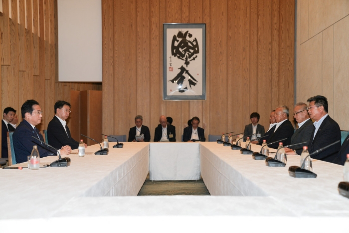 岸田文雄与日本全国渔业协会联合会会长坂本雅信等业界代表会面，寻求对方支持。