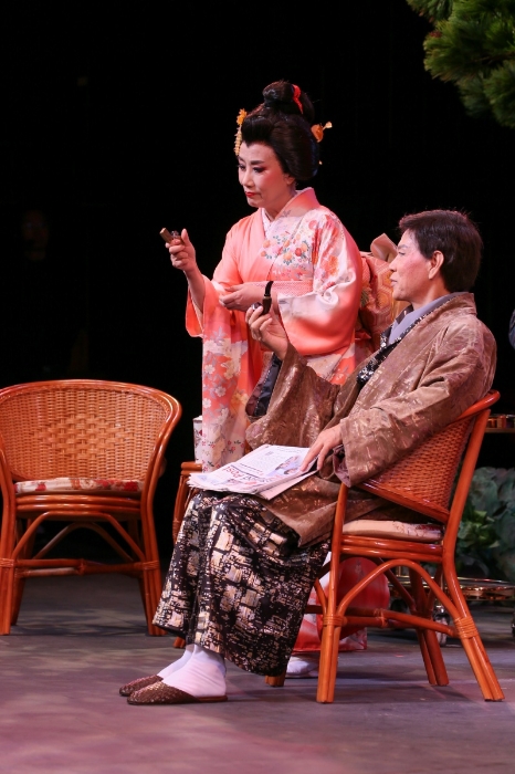 汪阿姐醉心粤剧艺术，而家英哥既踏台板也钻研剧本