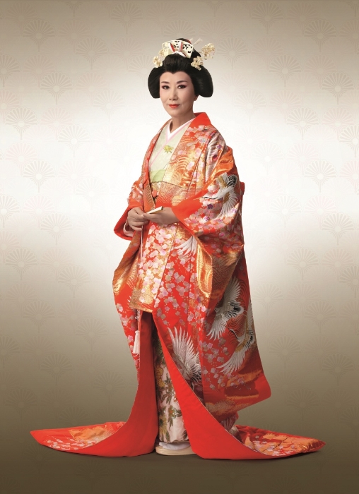 汪阿姐穿上红色和服，明艳动人