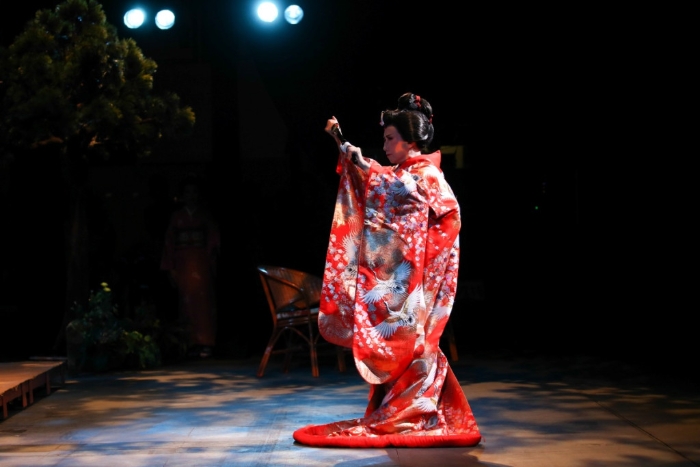 最后蝴蝶夫人刺喉去自尽，以死控诉为她一生虐心的爱情作出控诉。