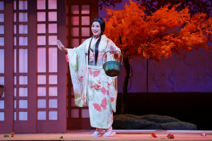 蝴蝶夫人在痴痴的等军官丈夫回家，然而等来的却是军官的无情