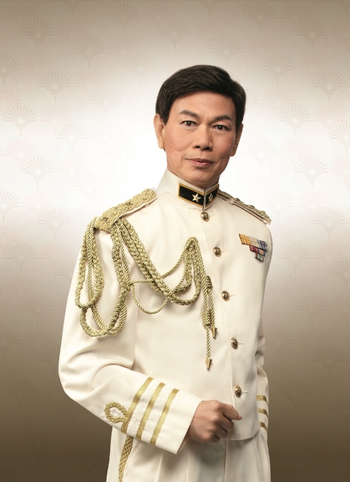 家英哥着上笔挺洁白军服，俊朗潇洒