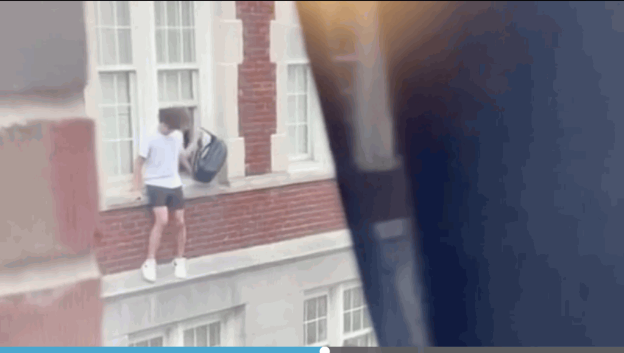 两名年轻人将自己的物品从窗外传递出去，然后从窗台上跳到地上。
