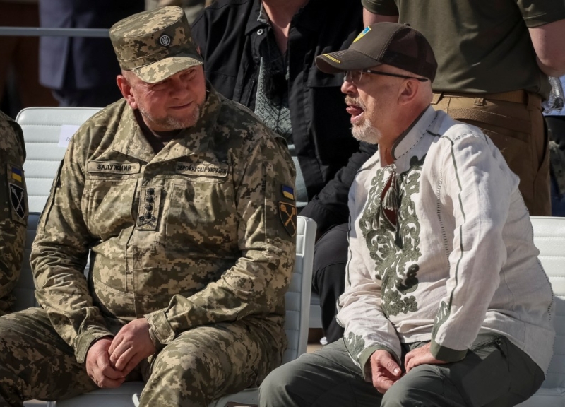 乌军总司令扎卢日内（左）监督乌克兰战役，右为列兹尼科夫