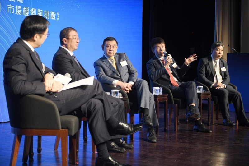 香港大学经管学院院长及经济学讲座教授蔡洪滨（右二）表示，当前时代内、外环境的变化是根本性的变化，企业的经营环境也是，所以企业要根本性调整认知、思维和战略。
