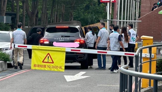 市议员杨玲宜在脸书贴出1张高虹安坐上1辆黑色保时捷的照片，指高虹安出入的座车几乎都是百万造价