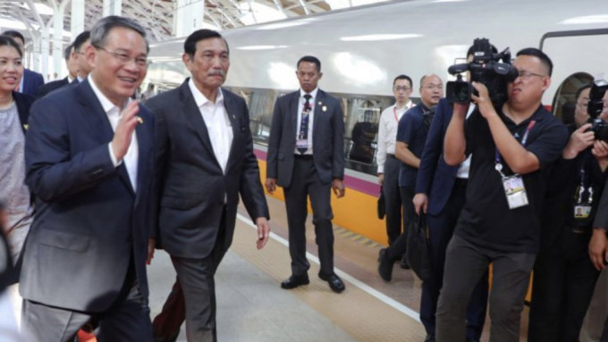 总理李强试坐印尼雅万高铁。