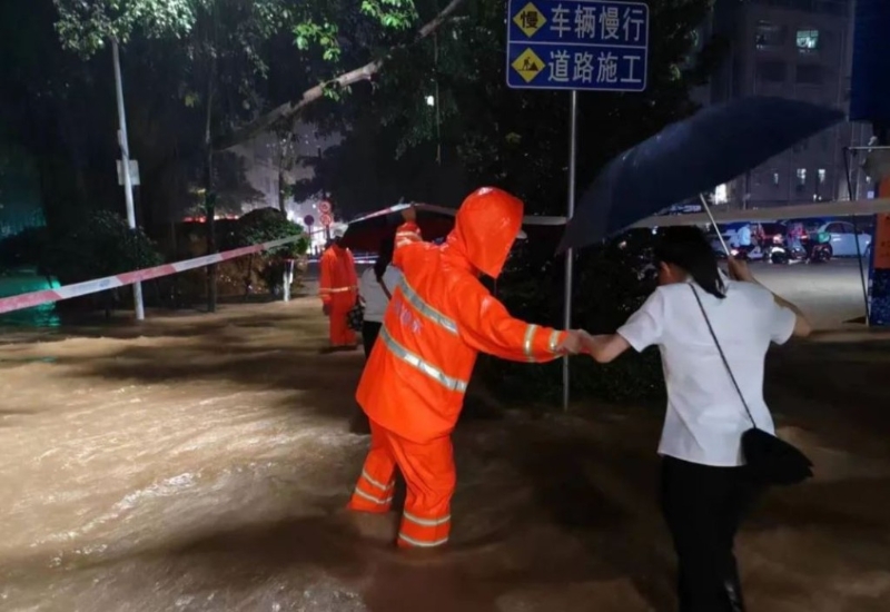 深圳多区出现严重水浸，各部门人员协力处理。（深圳卫视深视新闻）