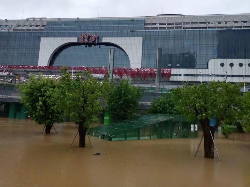 深圳火车站也水浸。
