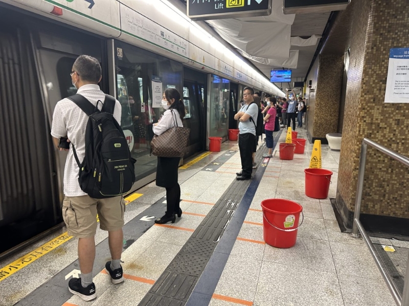 港铁黄大仙站月台顶部仍滴水，职员摆“水桶阵”保乘客安全