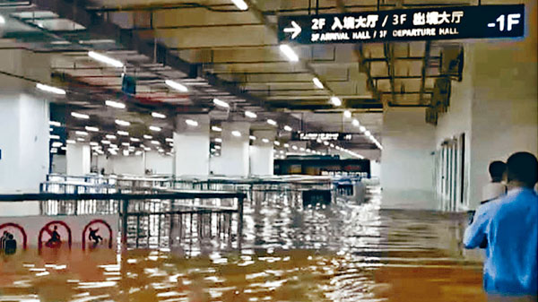 发红色警示，多个口岸暂停，狂雨袭深圳，罗湖火车站变汪洋