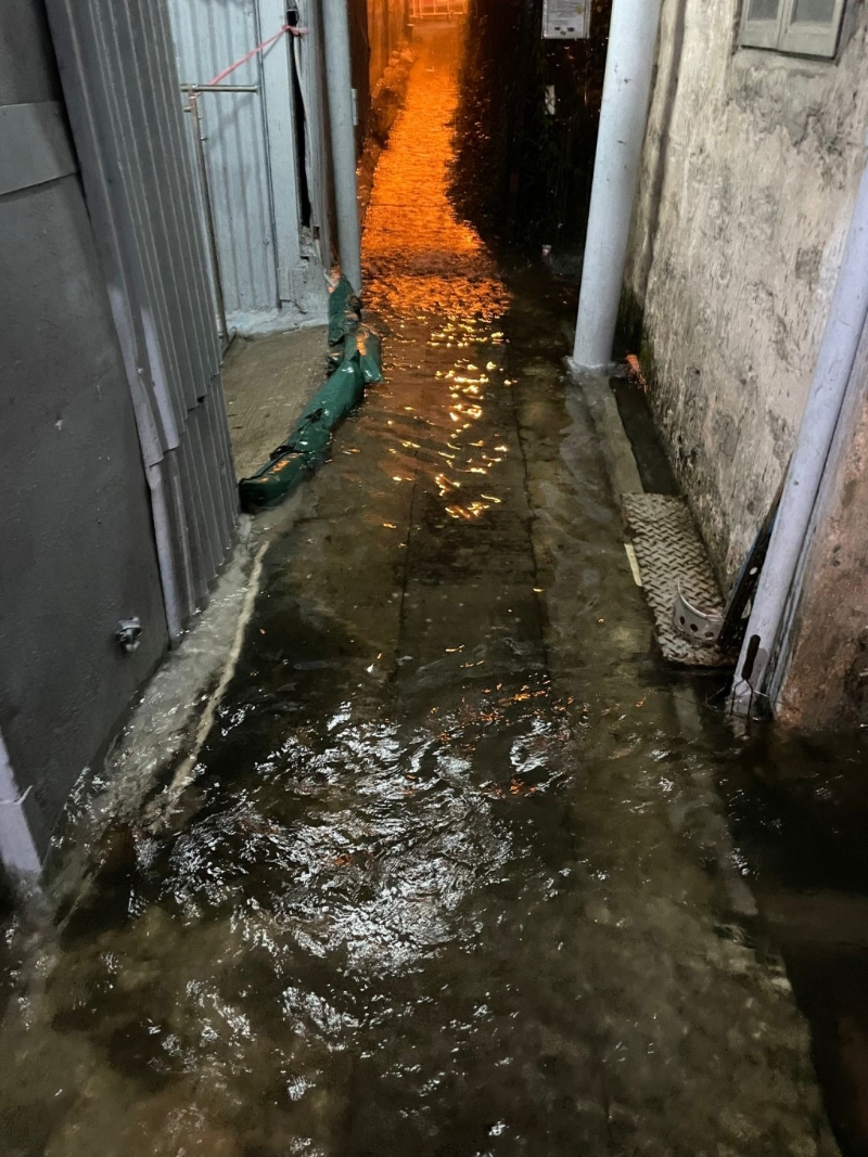 周四暴雨带来洪水涌入竹园村当天，村内走周四暴雨带来洪水涌入竹园村当天，村内走廊出现水洼，严重时水深及膝。