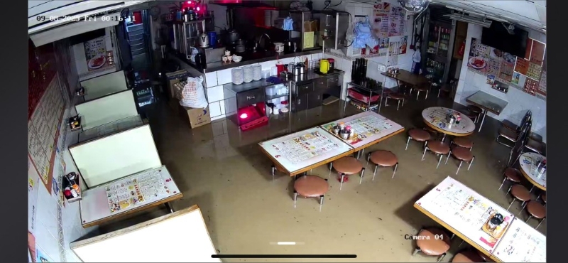 新光中心地铺茶餐厅水浸最严重时，水深有如一张圆櫈高度。