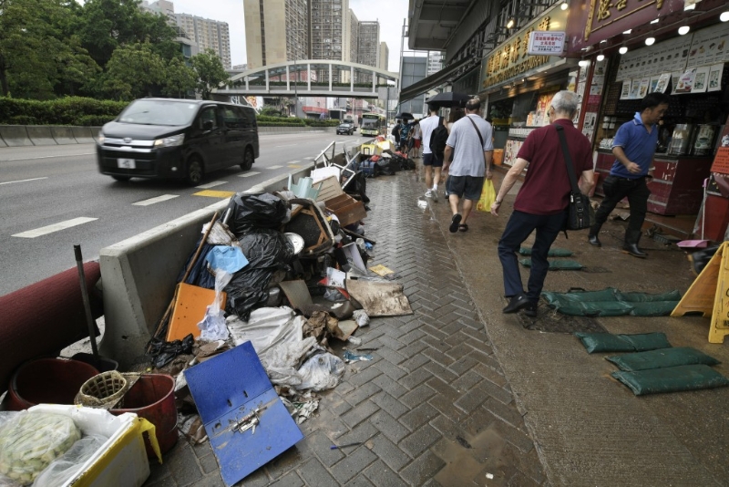 雨灾过后的龙翔道，路边摆满商户弃置的垃圾。