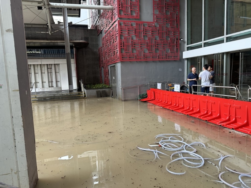 现时黄大仙中心北馆LG层仍有轻微水浸。
