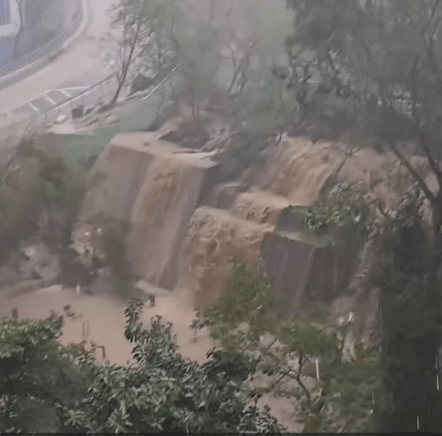 大雨由山坡流下，形成一道瀑布。