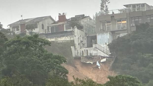 受塌山泥影响，“东桂”有独立屋地基暴露在悬崖边，仿如“红山半岛”翻版。