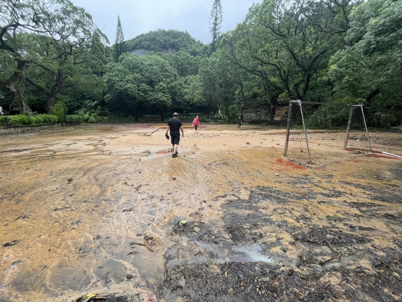 慈幼学校球场在雨灾后满布泥泞。 网上图片