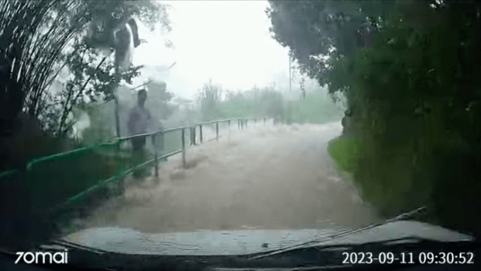 老翁山路遇洪水