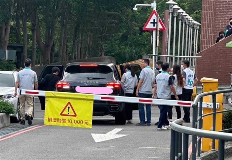 民进党新竹市“议员”杨玲宜在脸书贴出1张高虹安坐上1辆黑色保时捷的照片，指高虹安出入的座车几乎都是百万造价。