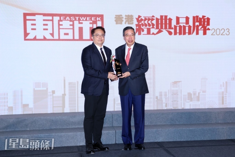 大家乐荣获殿堂级品牌大奖，并由总经理（香港快餐）卢国辉（左）领奖。