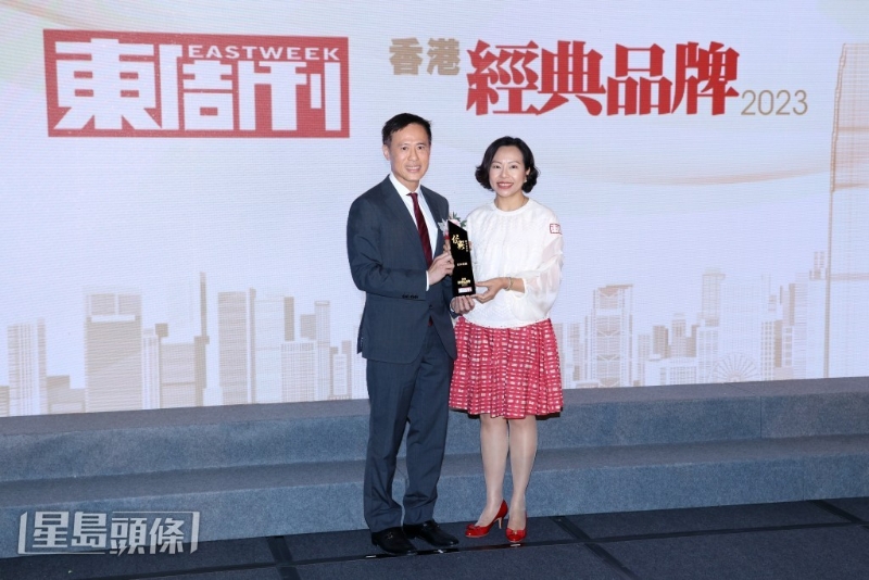 信和集团获颁「殿堂级品牌」大奖，执行董事田兆源（左）代表信和集团领奖。