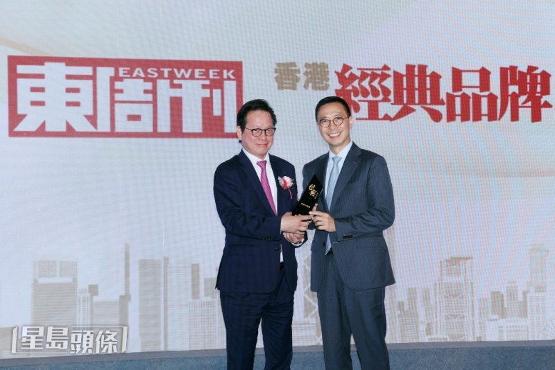 香港中乐团理事会获颁经典品牌大奖，并由主席陈伟佳（左）领奖。