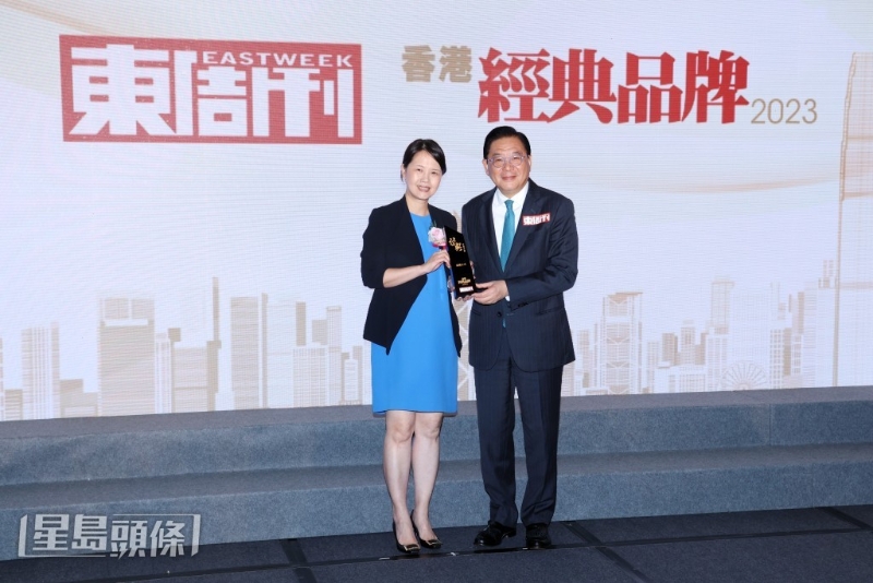 港铁公司获颁「经典品牌」大奖，并由企业事务及品牌总监蔡少绵（左）代表领奖。