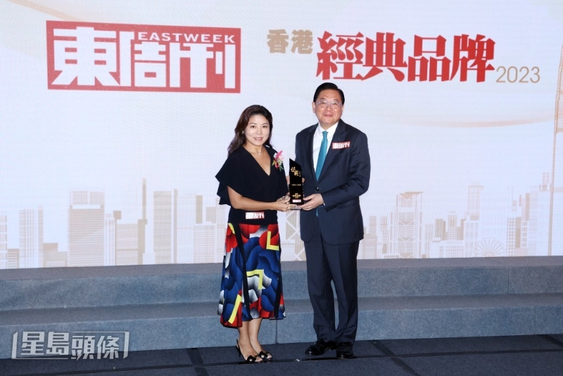 天机亚太集团获颁「经典品牌」大奖，董事严百乐（左）代表天机亚太集团领奖。
