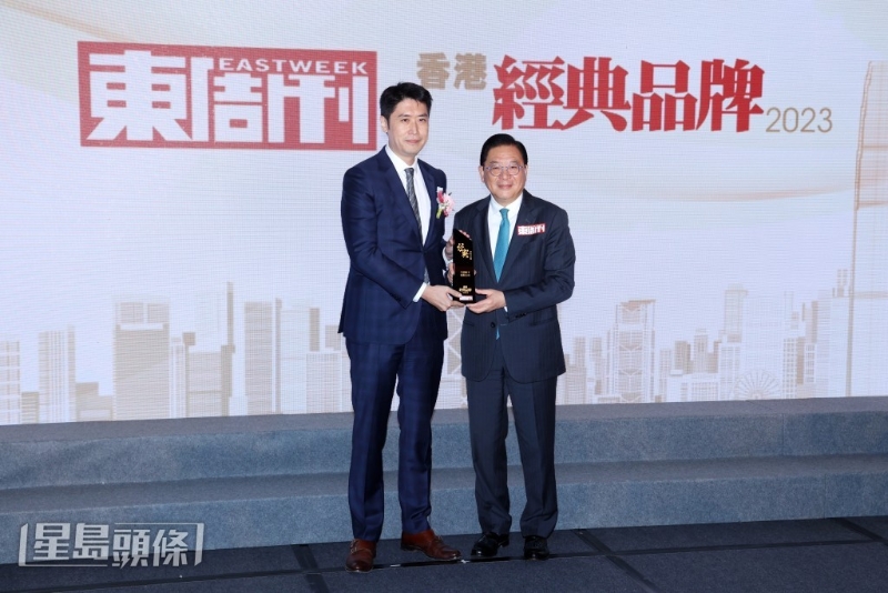八达通卡有限公司获颁「经典品牌」大奖，由候任行政总应天麒（左）代表领奖。