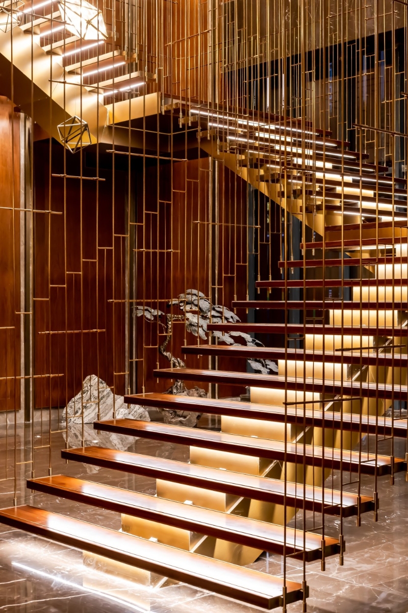 酒店网红旋转楼梯，与之互动拍照，为这次旅行留下美丽的印记。