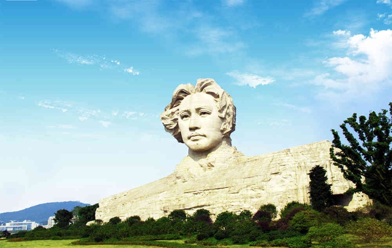 毛泽东青年艺术雕像。图源：岳麓山风景名胜区官网