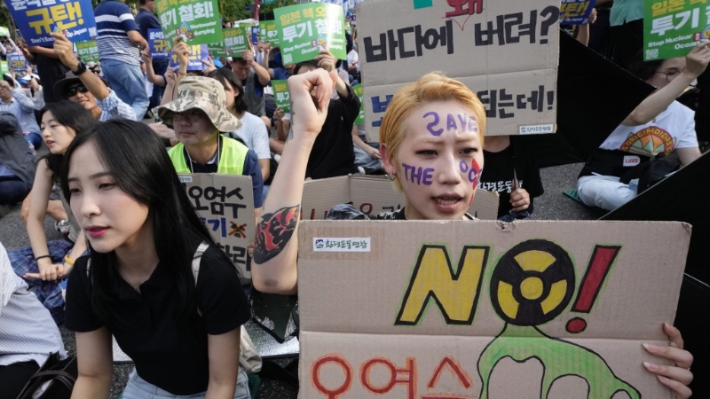 南韩示威者手绘抗议标语写上不要污染水。 美联社