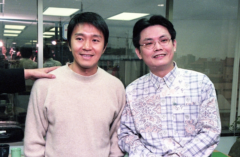 石班瑜（右）曾替多出周星驰（左）电影普通话版本配音。 中时新闻网