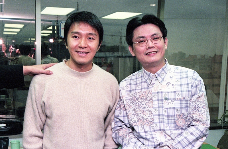 石班瑜（右）曾替多出周星驰（左）电影普通话版本配音。 中时新闻网