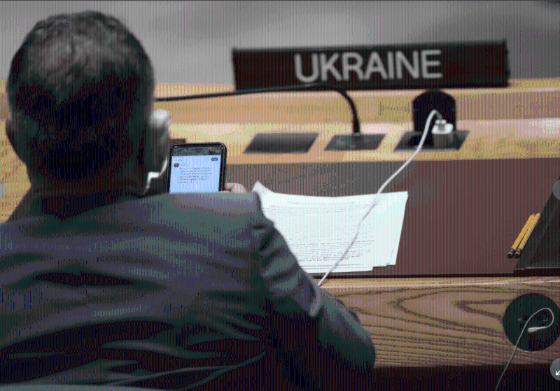 拉夫罗夫发言时，桌子对面坐着的是乌克兰大使基斯利察，在拉夫罗夫讲话时，他的眼睛一直盯着手机。