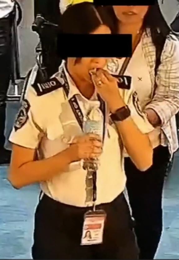 菲律宾机场女安检生吞美金消灭证据。
