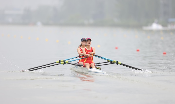邹佳琪和邱秀萍合作夺得杭州亚运会第一面金牌。新华社