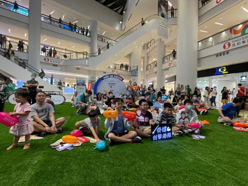 市民带同支持香港剑击队的牌子到商场观赛，为港队打气。
