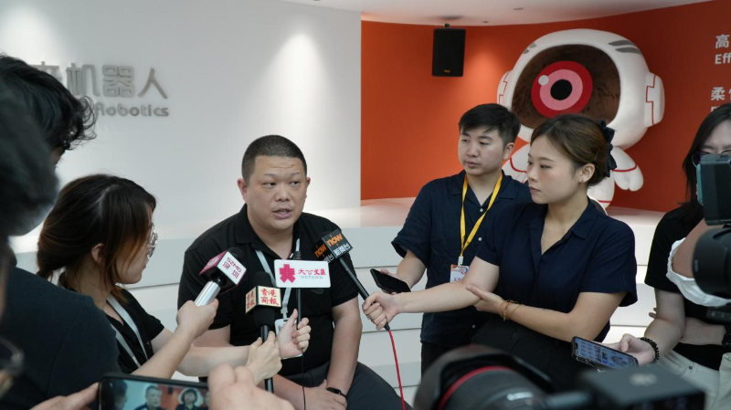 未来机器人（深圳）有限公司联合创始人、CEO李陆洋接受深港澳媒体采访。