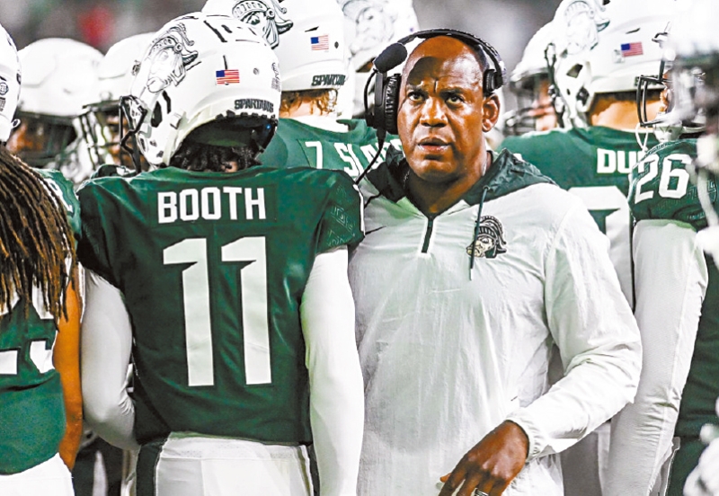 密州大校方宣布,橄榄球主教练塔克已被正式解雇,但重申事件并没结束,大学民权办公室仍在跟进调查。 密州大校方宣布,橄榄球主教练塔克已被正式解雇,但重申事件并没结束,大学民权办公室仍在跟进调查。