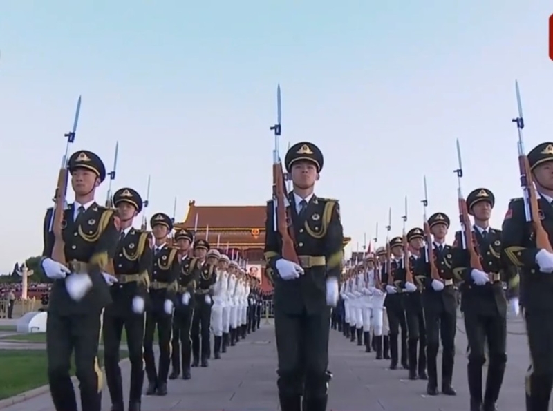 解放军仪仗队步入天安门广场。