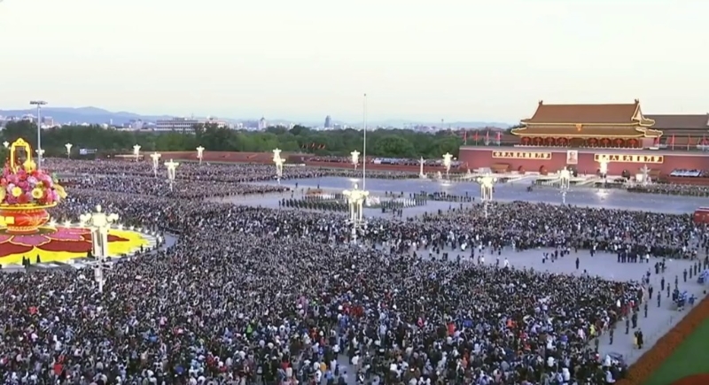 有30.2万名市民及游客大清早已聚集天安门广场。
