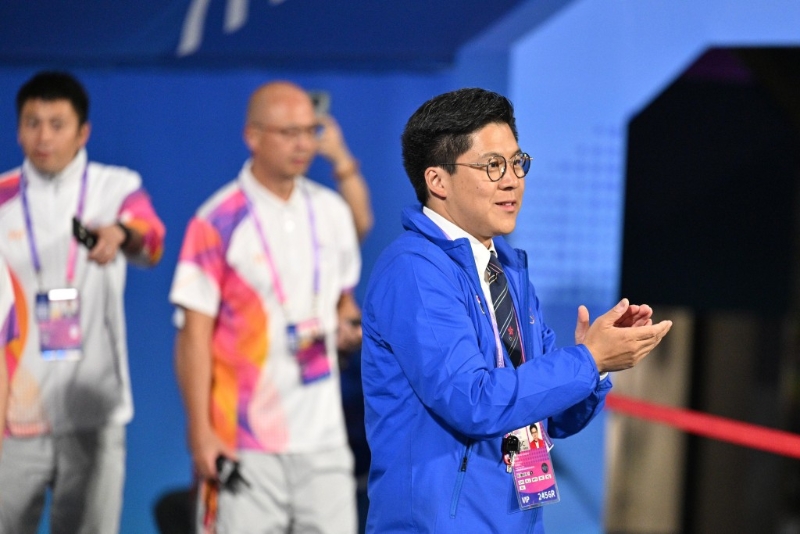 香港亚运代表团团长霍启刚现场支持。