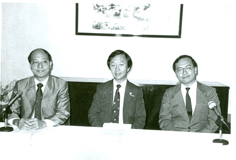 1987年候任中大校长时的高锟（中）与时任中大敎务长杨汝万（左）及秘书长梁少光（右）见记者。 星岛资料图