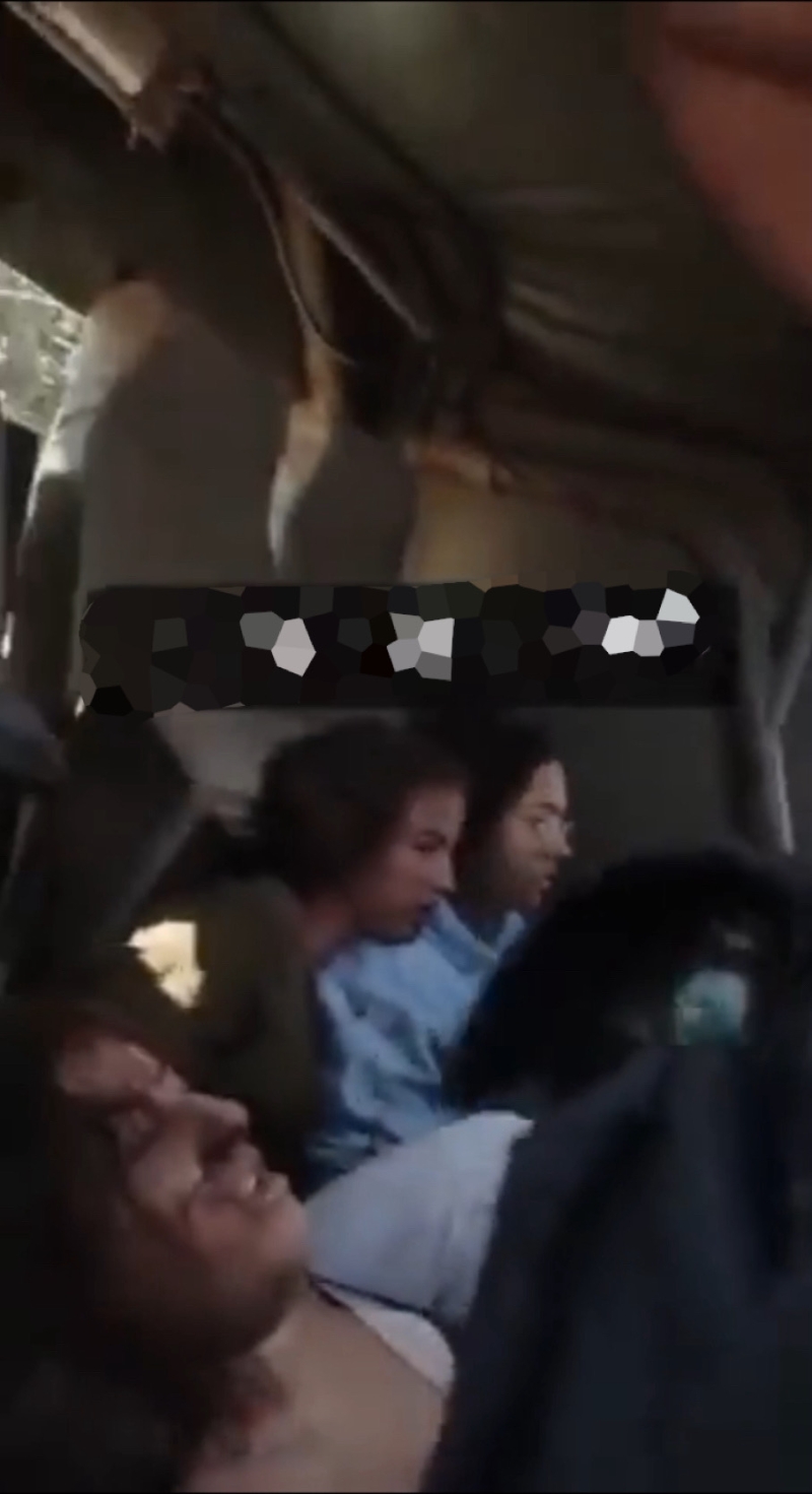 网上影片显示许多人质是女性，图为几名女性被带上车。