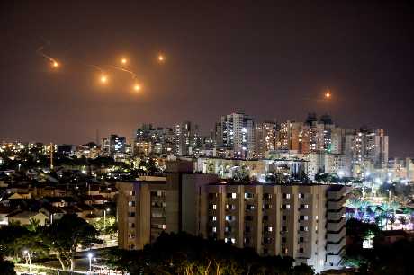 从以色列南部阿什凯伦远望，可见加沙北部上空的闪光弹。 路透社