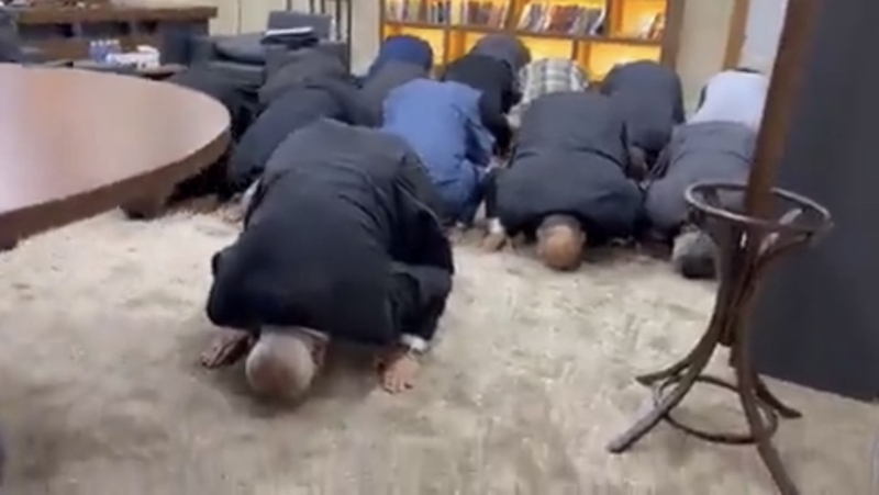 哈马斯领袖哈尼亚率下属下跪祈祷庆祝。
